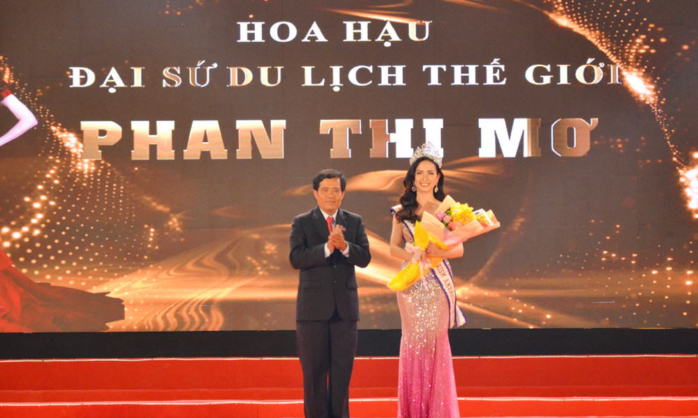 Tặng hoa cho Hoa hậu Đại sứ du lịch thế giới Phan Thị Mơ.