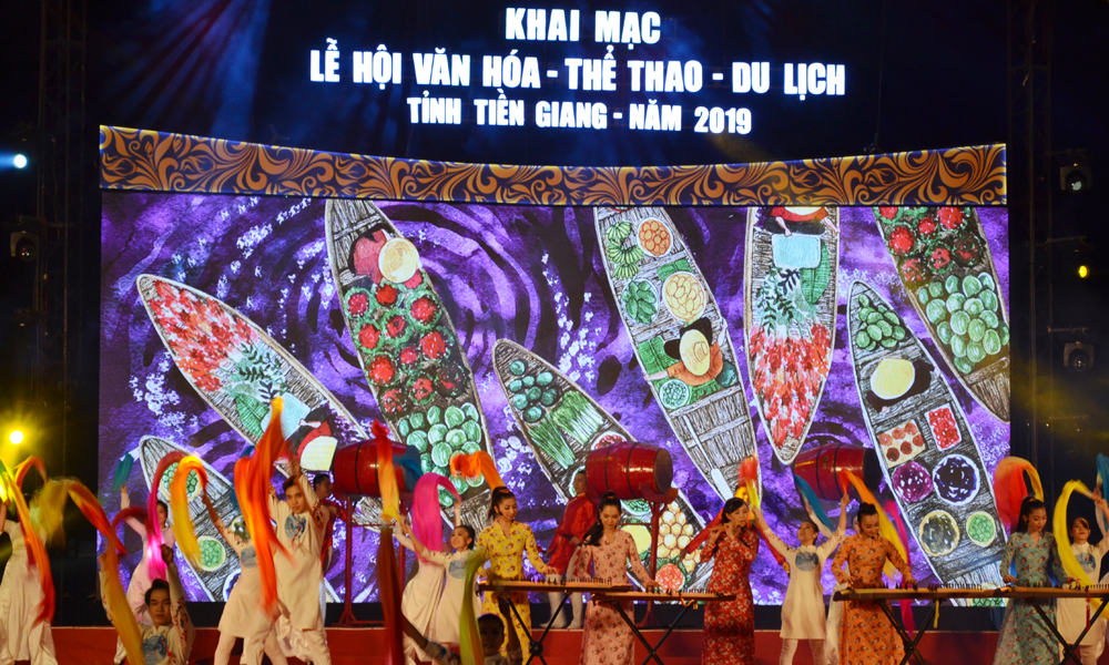 Biểu diễn các tiết mục văn nghệ.
