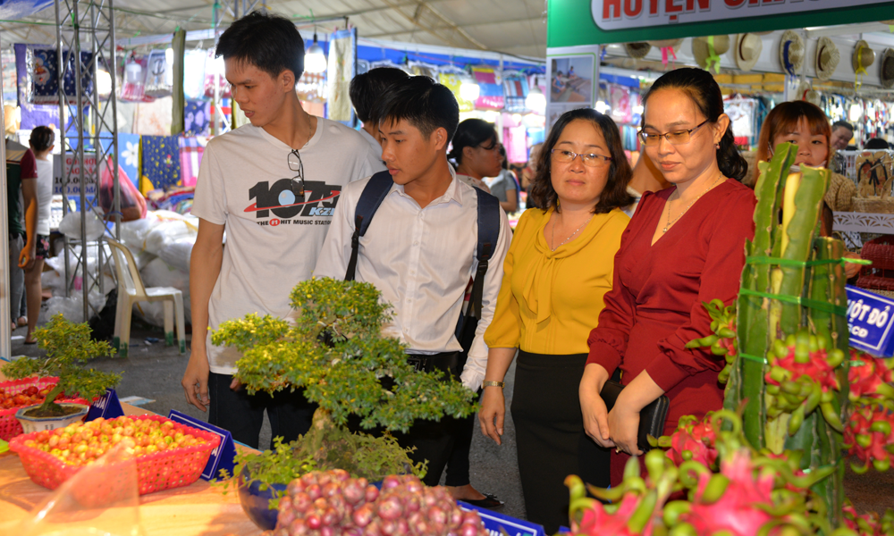 Người dân tham quan Hội chợ Thương mại - Du lịch.