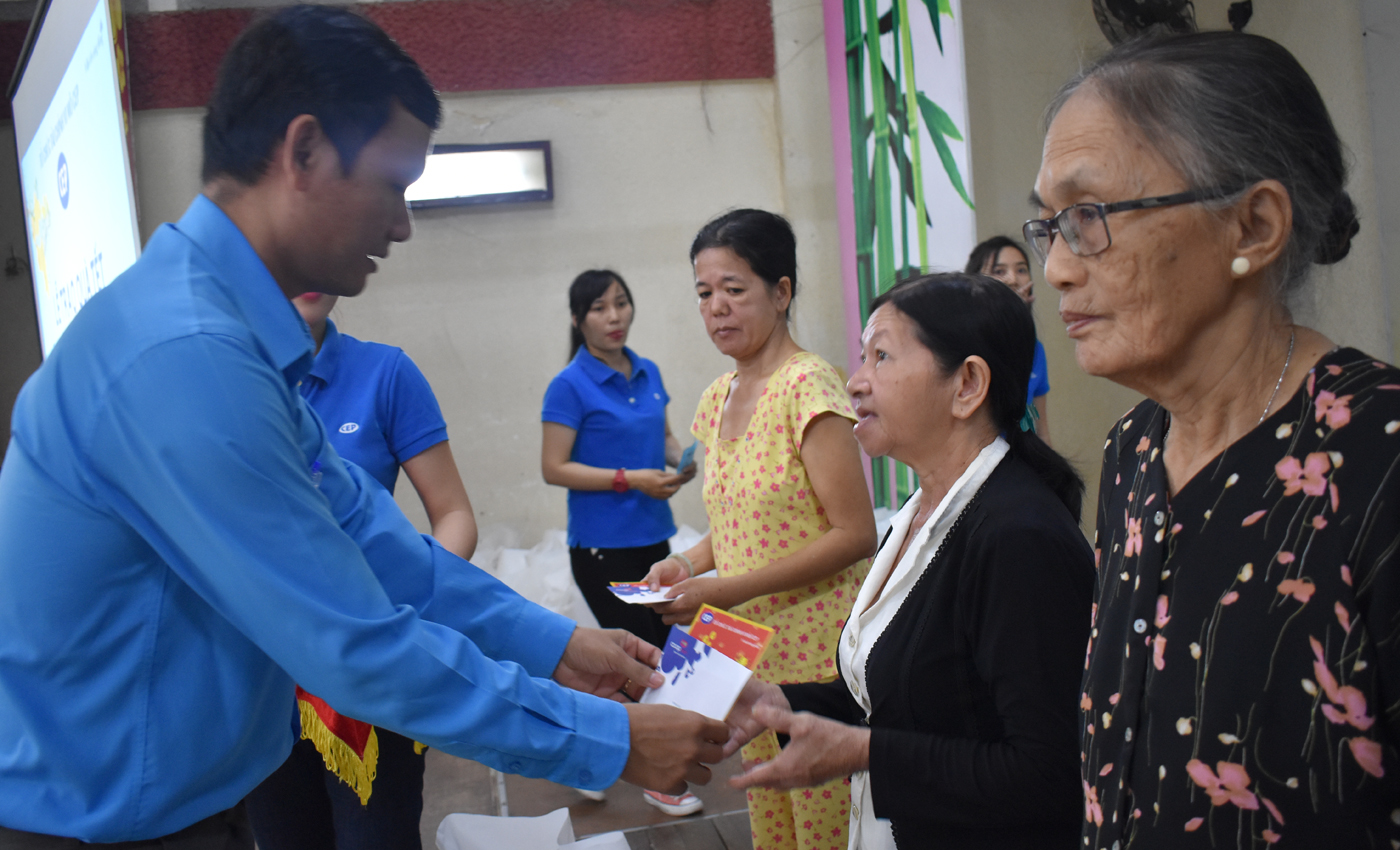 Đồng chí Hoàng Khắc Tinh, Phó Chủ tịch Liên đoàn Lao động tỉnh trao quà