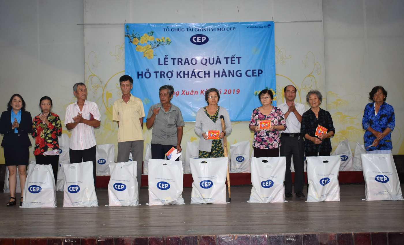 Trao quà tết cho các thành viên có hoàn cảnh khó khăn là khách hàng của CEP