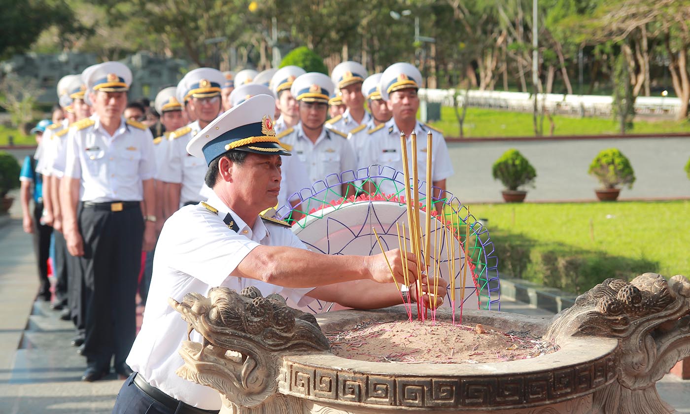 Đại tá Huỳnh Vĩnh Tuyến, Phó Tư lệnh Vùng dâng hương tại tượng đài nghĩa trang Hàng Dương