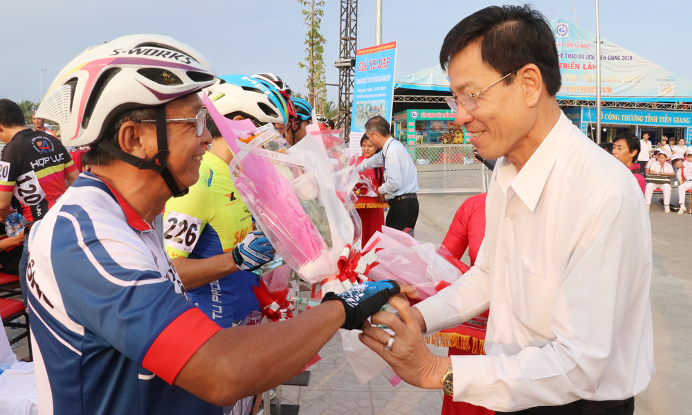 Tặng hoa cho các đơn vị tham gia.