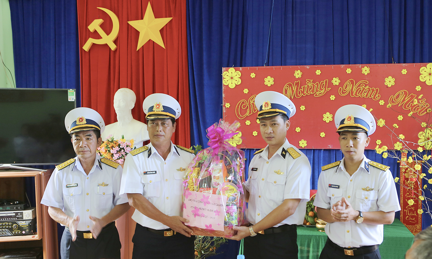 Đại tá Huỳnh Vĩnh Tuyến (thứ 2 từ trái sang) tặng quà Tết cho cán bộ chỉ huy Trạm Rađa 590