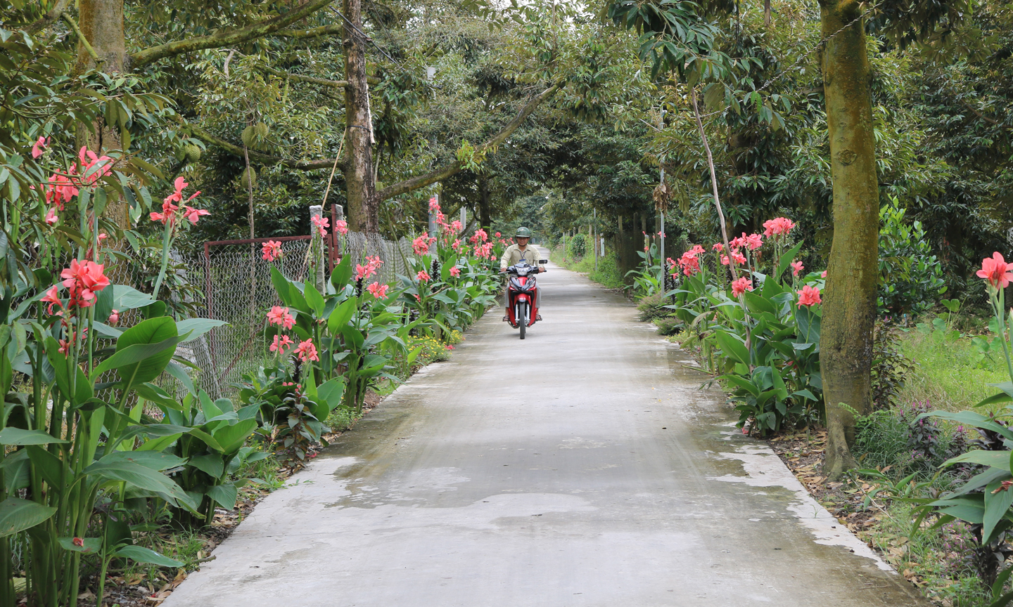 Một tuyến đường giao thông ở ấp Mỹ Thạnh B được nâng cấp theo phương châm “Nhà nước và nhân dân cùng làm”.