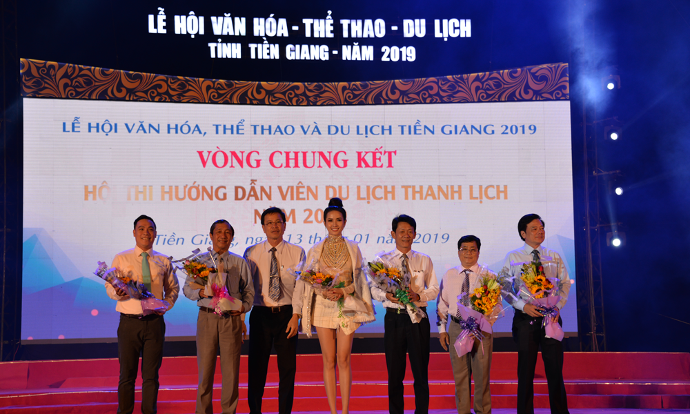 Tặng hoa cho Ban Giám khảo.