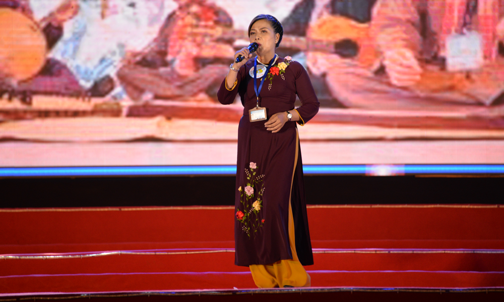Thí sinh Từ Thị Bích Thảo đoạt giải Nhất Hội thi hướng dẫn viên du lịch thanh lịch năm 2019.