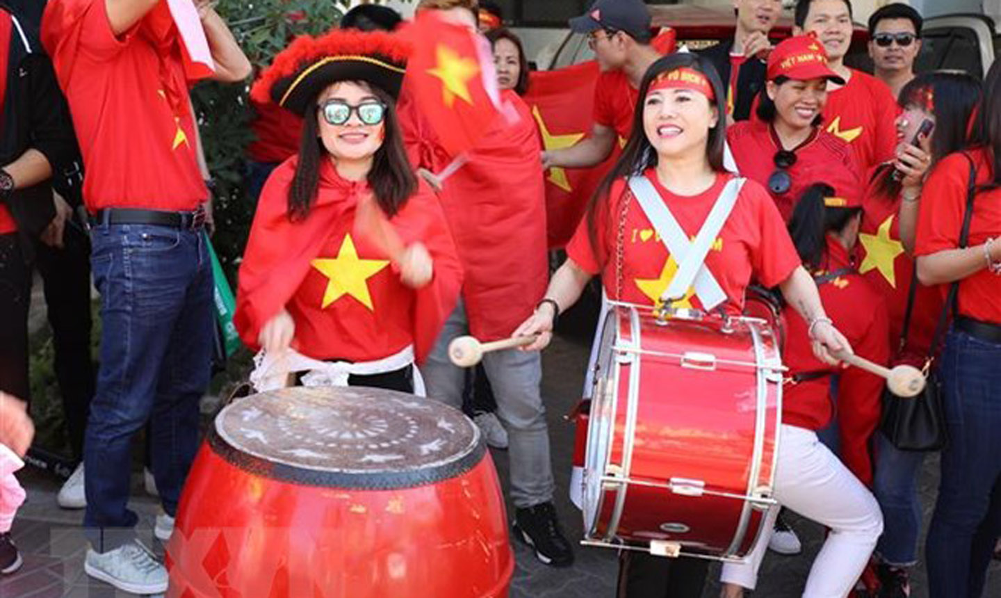 Các cổ động viên Việt Nam có mặt tại sân vận động Al Nahyan từ rất sớm để cổ vũ cho đội nhà. (Ảnh: Hoàng Linh/TTXVN)