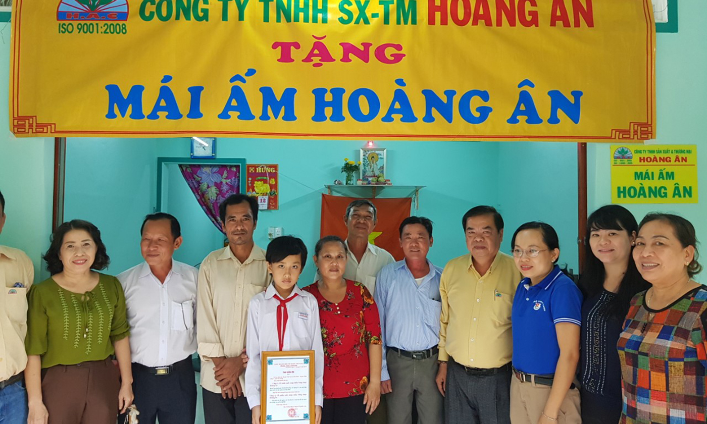 Lễ trao nhà Đại đoàn kêt cho hộ nghèo xã Nhị Bình.