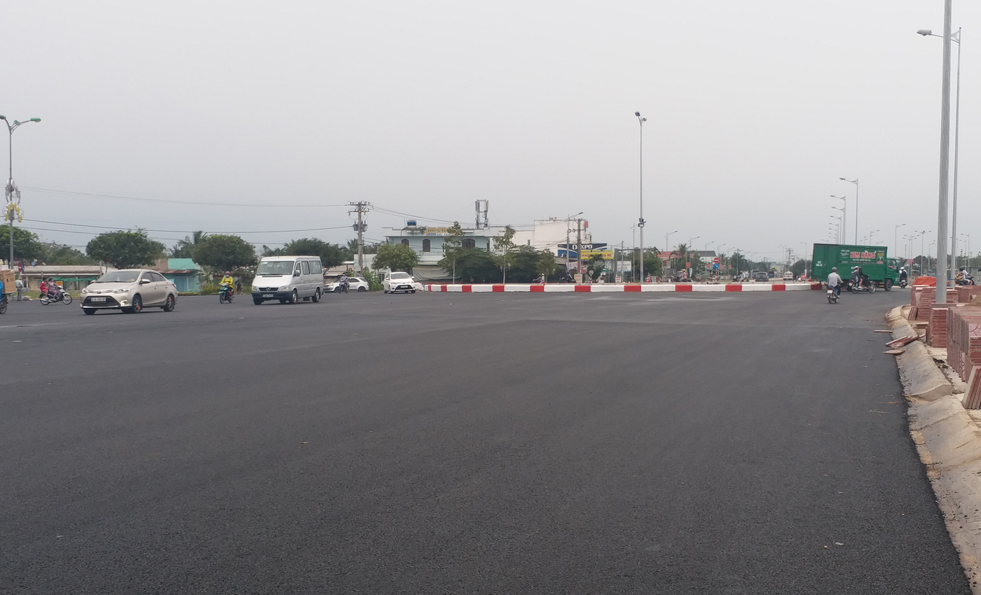 Người dân lo lắng việc mất an toàn giao thông tại bùng binh Hùng Vương giao quốc lộ 50