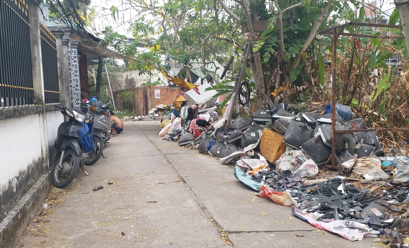 Cử tri xã Mỹ Phong kiến nghị cơ sở thu mua phế liệu tại ấp Mỹ Hưng gây ô nhiễm môi trường