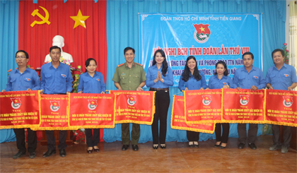 Tỉnh đoàn tặng Cờ thi đua cho các tập thể.