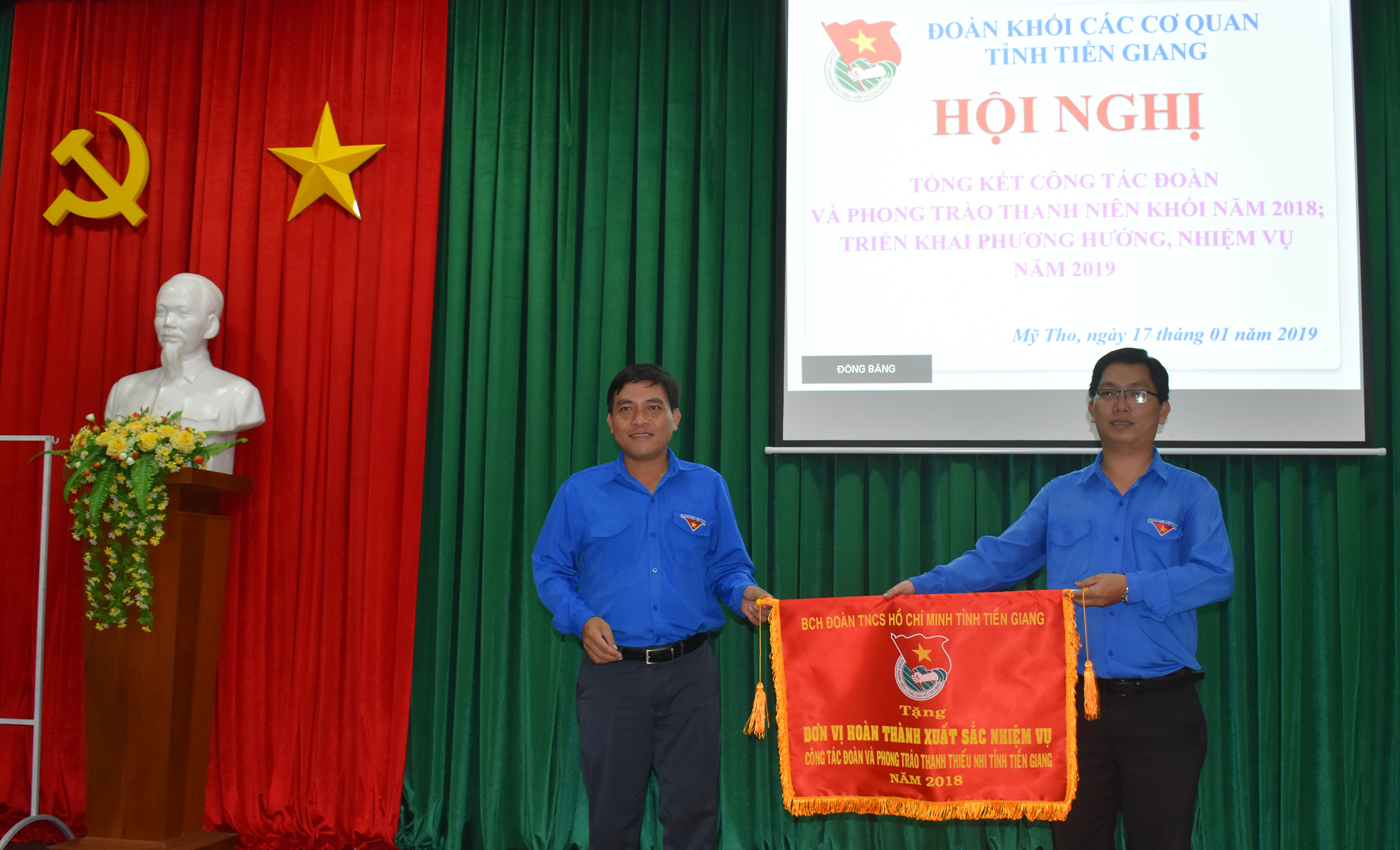 Đoàn khối các cơ quan tỉnh nhận Cờ thi đua của Tỉnh đoàn