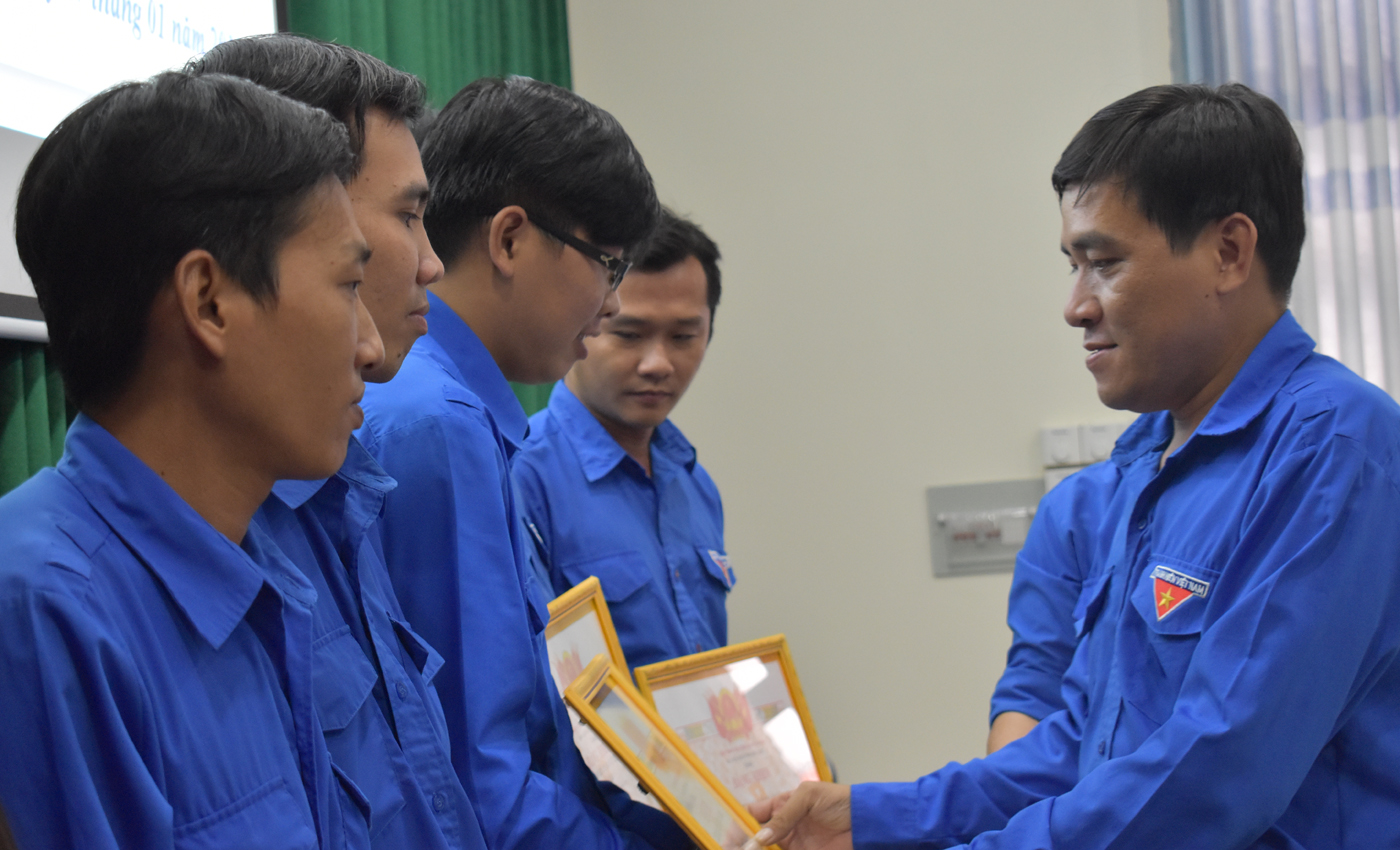 Đồng chí Ngô Huỳnh Quang Thái trao bằng khen của Tỉnh đoàn cho các tập thể, cá nhân