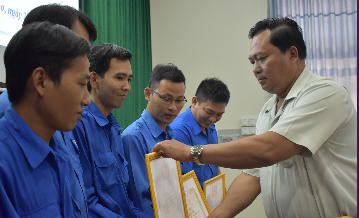 Đồng chí Võ Văn Dũng trao bằng khen của Tỉnh đoàn cho các tập thể, cá nhân