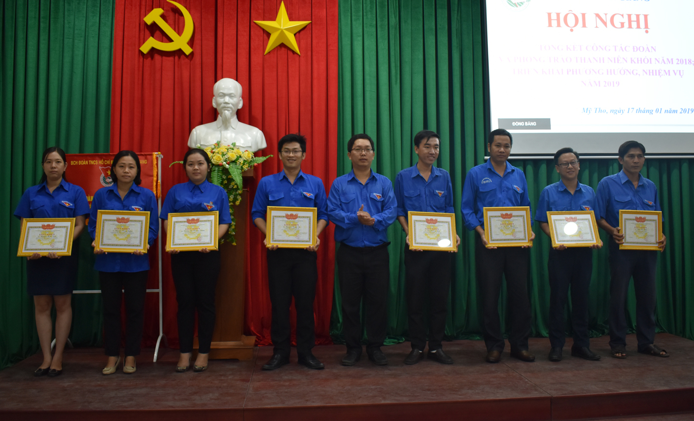Trao giấy khen của Đoàn khối cho các tập thể, cá nhân