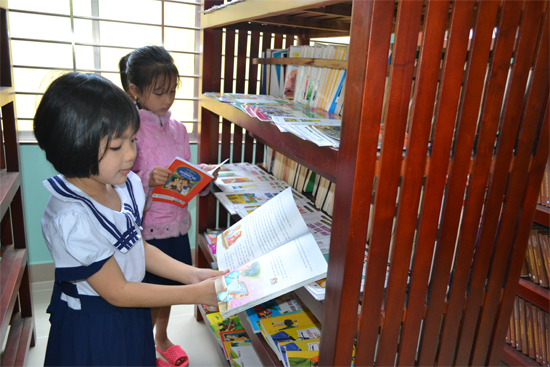 Các em học sinh đọc sách tại Thư viện xã Vĩnh Kim.