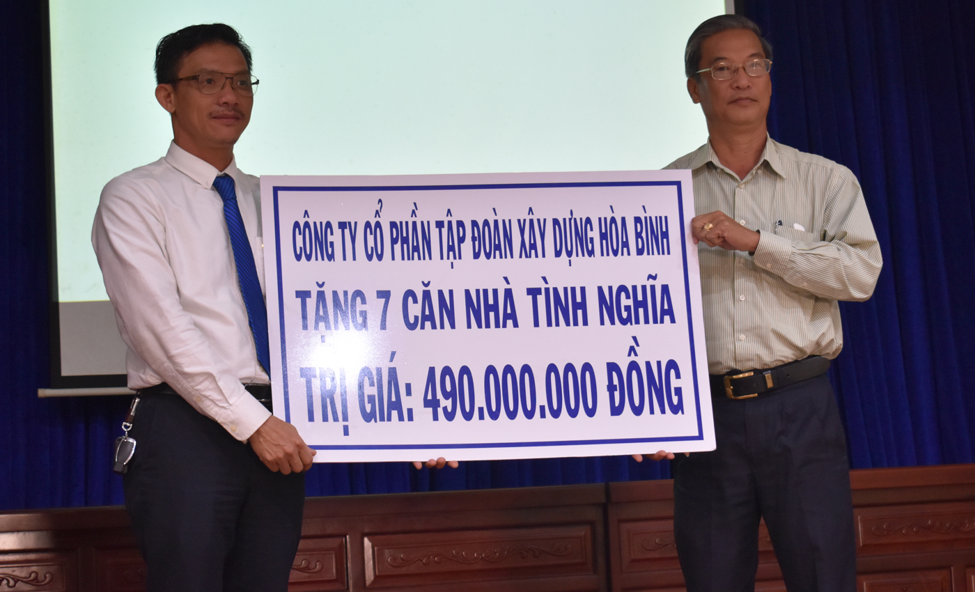 Trao bảng tượng trưng hỗ trợ xây nhà tình nghĩa 