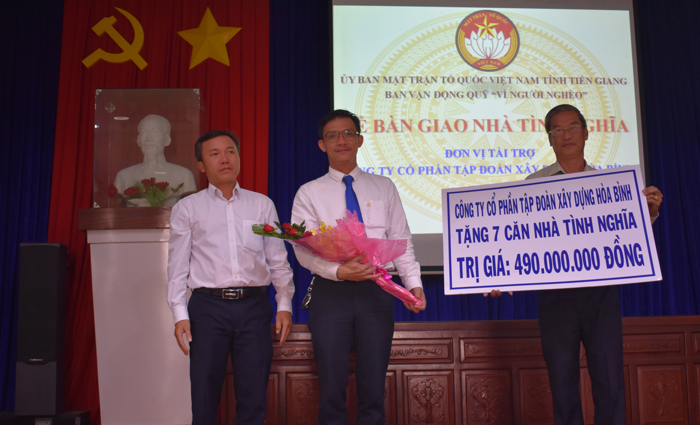 Ủy ban MTTQ tặng hoa cho công ty