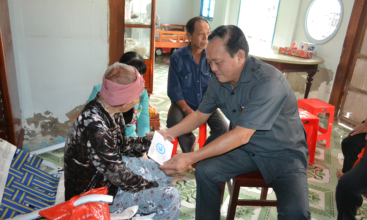 đồng chí Lê Văn Nghĩa tặng quà và chúc tết ông Võ Văn Hờ (Cha Liệt sĩ), ngụ Khu phố 6, Thị trấn Vĩnh Bình