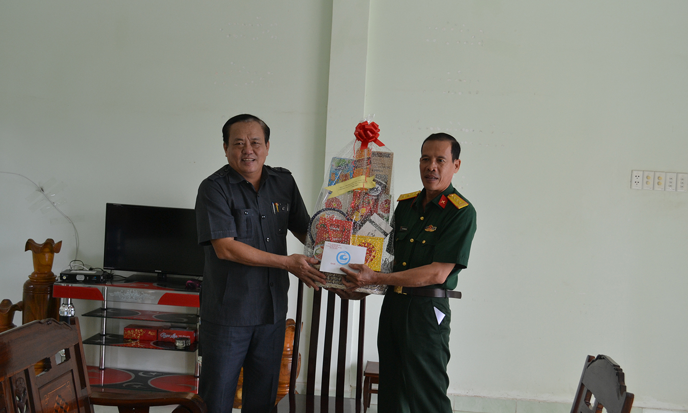 đồng chí Lê Văn Nghĩa tặng quà và chúc tết ông Võ Văn Hờ (Cha Liệt sĩ), ngụ Khu phố 6, Thị trấn Vĩnh Bình