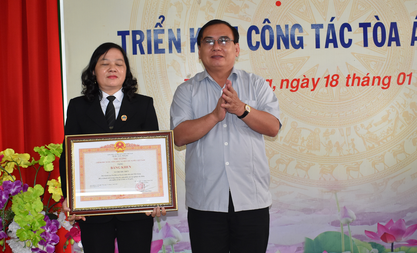 Trao Bằng khen của Thủ tướng Chính phủ cho đồng chí Võ Thị Thu Thúy