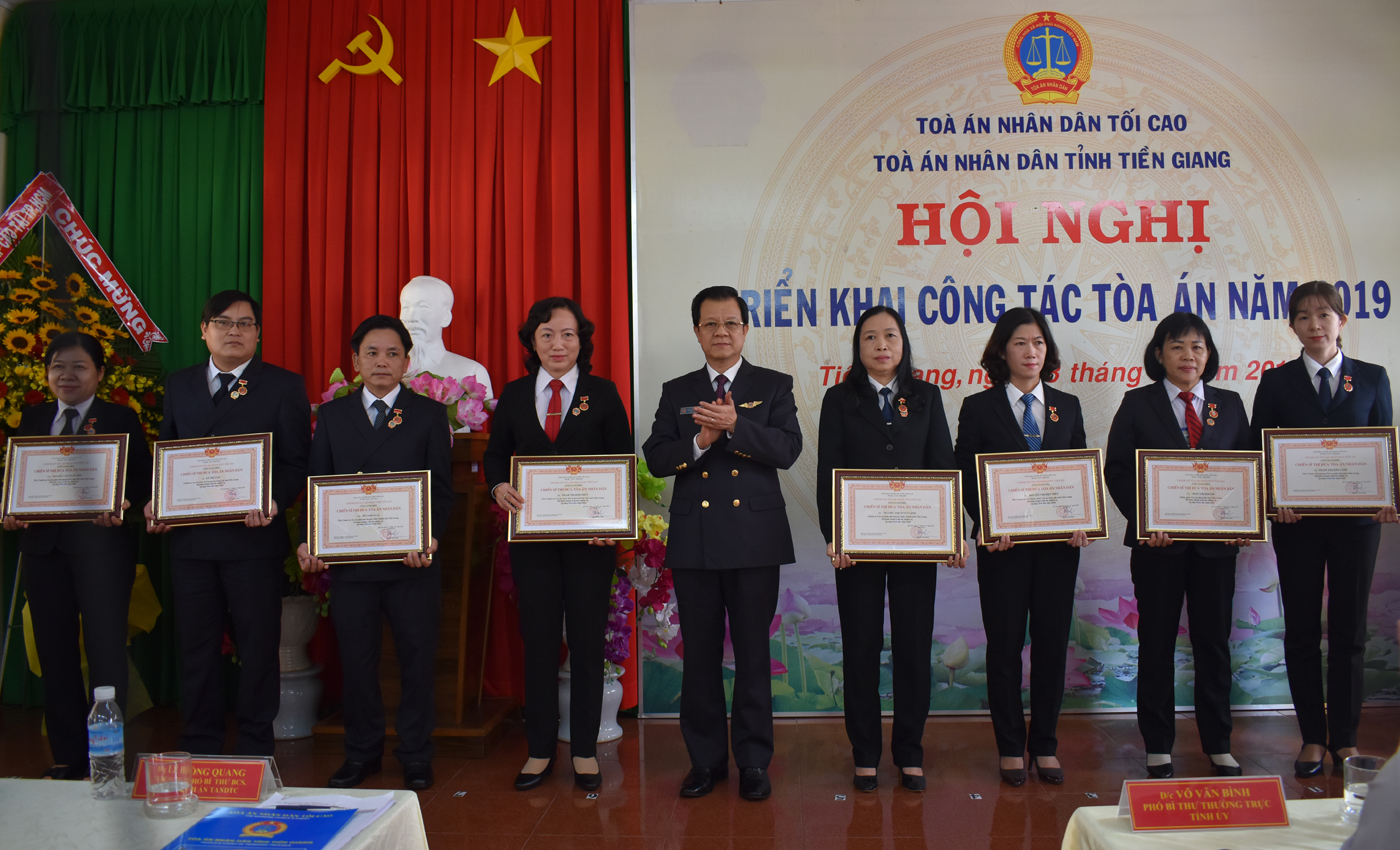 Tòa án nhân dân tối cao trao danh hiệu Chiến sĩ thi đua Tòa án nhân dân cho 8 cá nhân