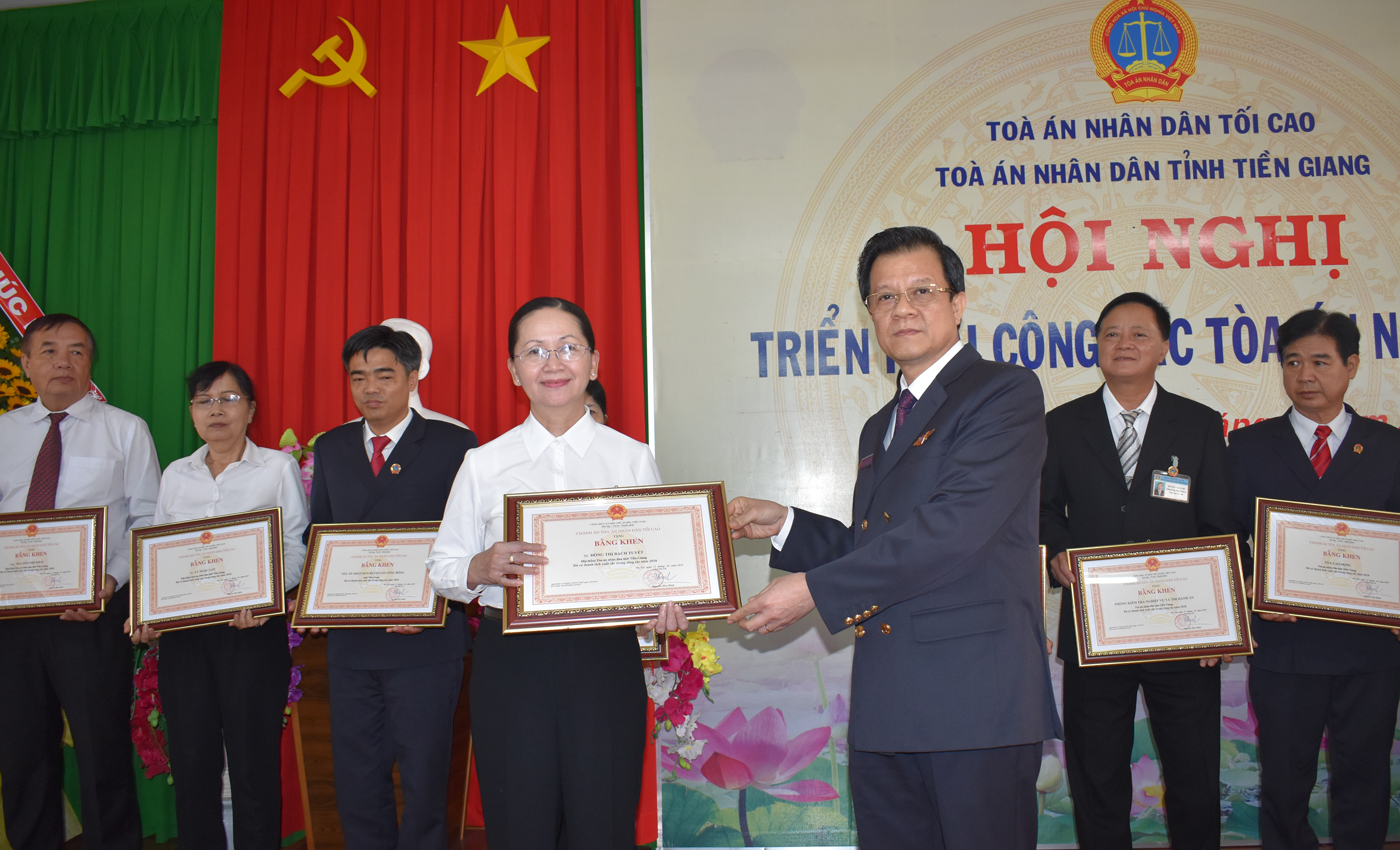 Tòa án nhân dân tối cao trao Bằng khen cho các tập thể, cá nhân