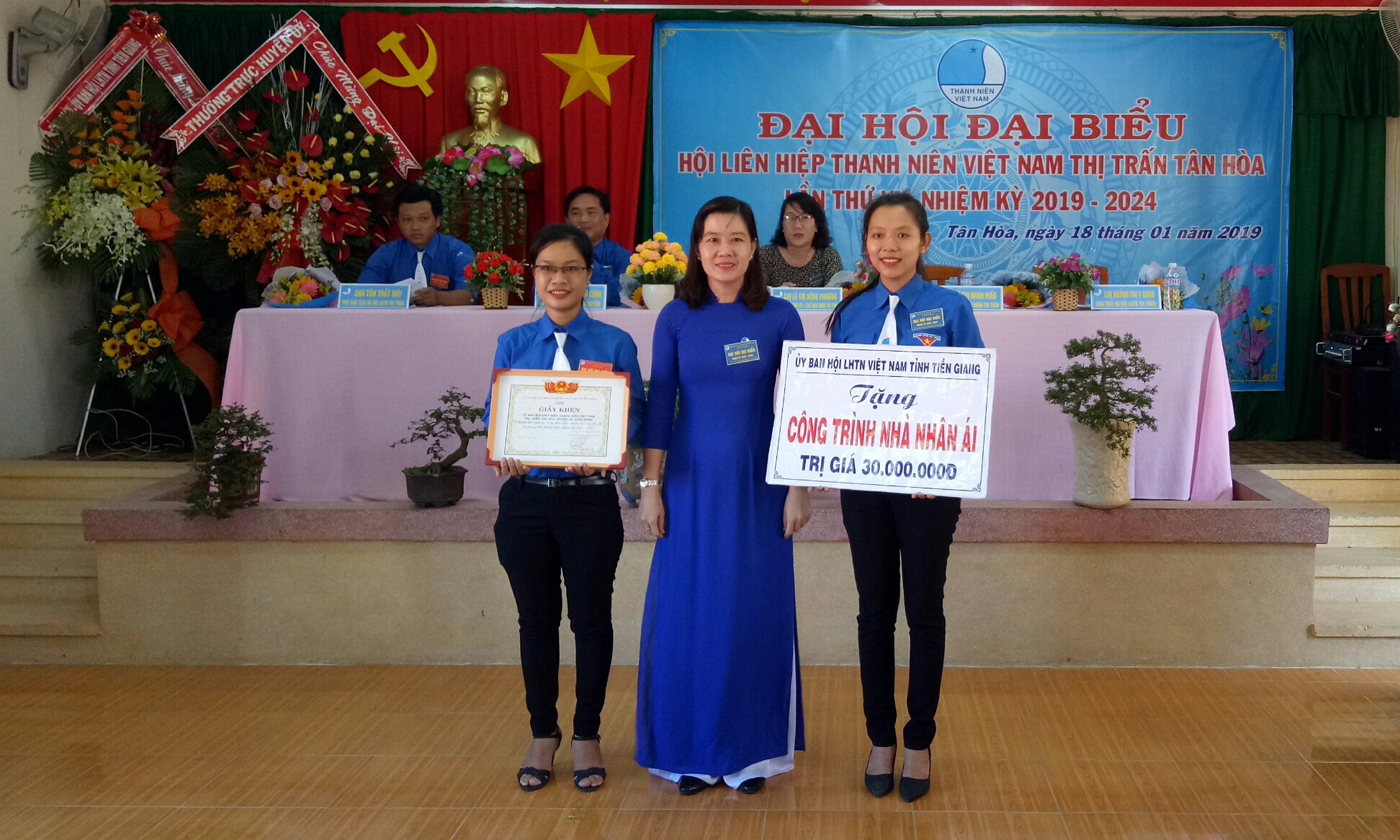 Chị Nguyễn Thị Mỹ Nương, Phs Bí thư Tỉnh đoàn, Chủ tịch Ủy ban Hội tỉnh tặng công trình xay dựng mái ấm cho Ủy ban Hội Thị trấn Tân Hòa.