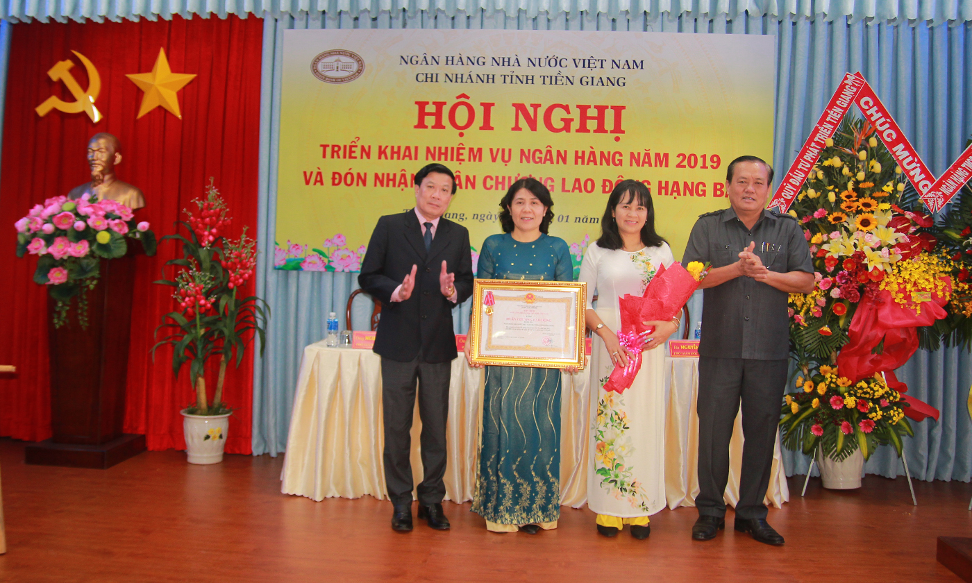 Phó Chủ tịch UBND tỉnh Lê Văn Nghĩa trao Huân chương Lao động hạng Ba cho của Chủ tịch nước cho lãnh đạo NHNN Chi nhánh Tiền Giang.