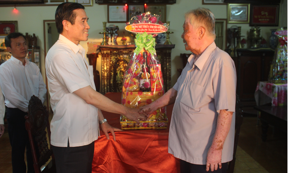 Đồng chí Lê Văn Hưởng thăm và chúc tết đồng chí Phan Minh Thanh, nguyên Phó Bí thư Tỉnh ủy, nguyên Chủ tịch UBND tỉnh.