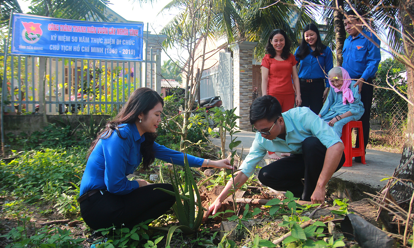 Thực hiện công trình thanh niên “Vườn cây nghĩa tình” tại vườn nhà Mẹ Việt Nam anh hùng Trần Thị Bảy.