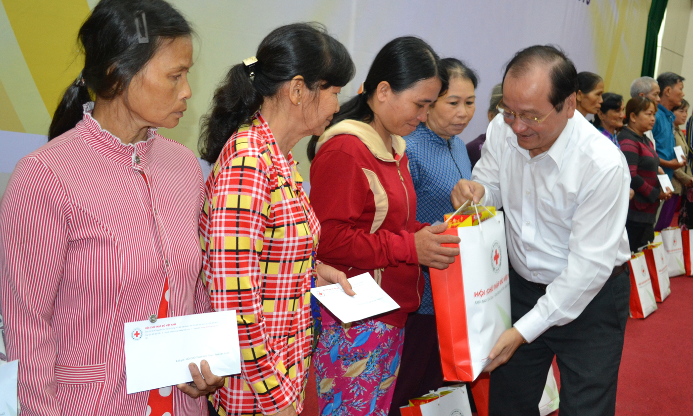 Phó chủ tịch UBND tỉnh Lê Văn Nghĩa phát biểu tại buổi thảo luận Tổ