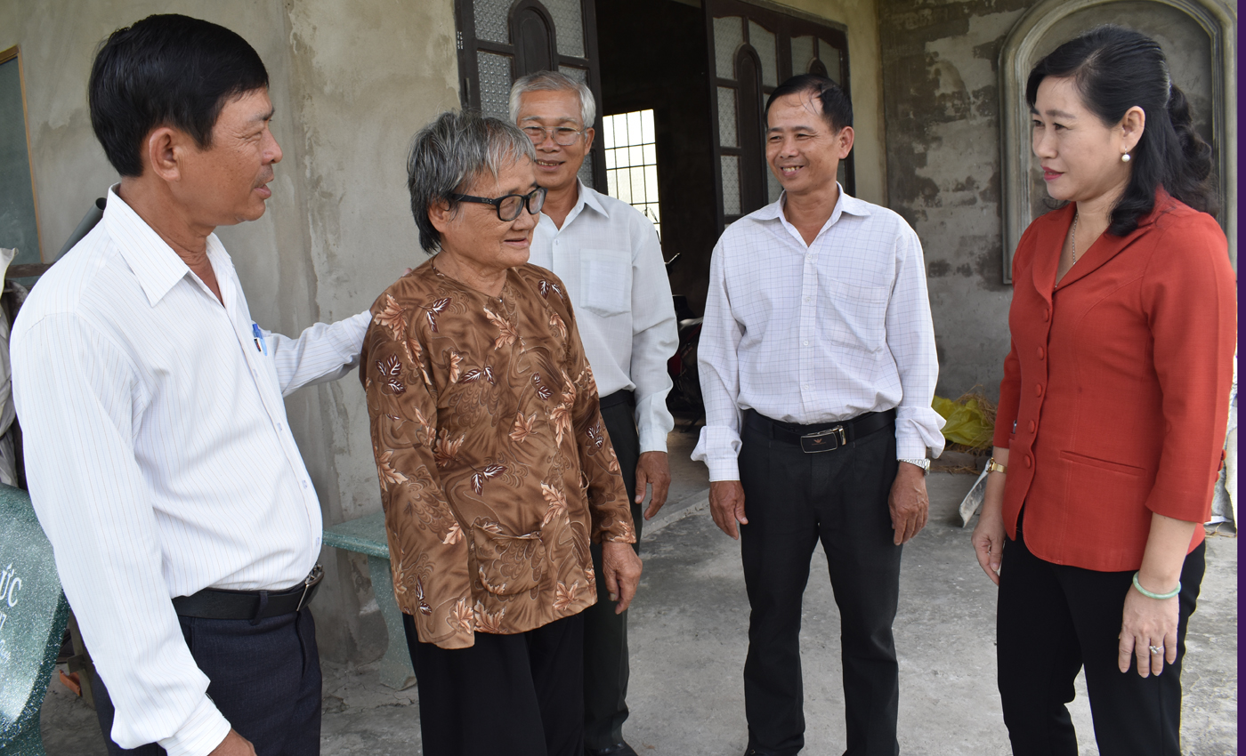 Đoàn thăm, chúc tết thương binh Nguyễn Thị Lòng, ấp Bình Hoà B, xã Song Bình