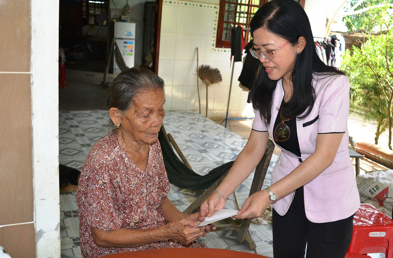 Nguyễn Kim Tuyến, Phó Giám đốc Sở Tài chính tỉnh tặng quà và chúc tết bà Nguyễn Thị Hoa ngụ xã Mỹ Hạnh Trung, TX. Cai Lậy