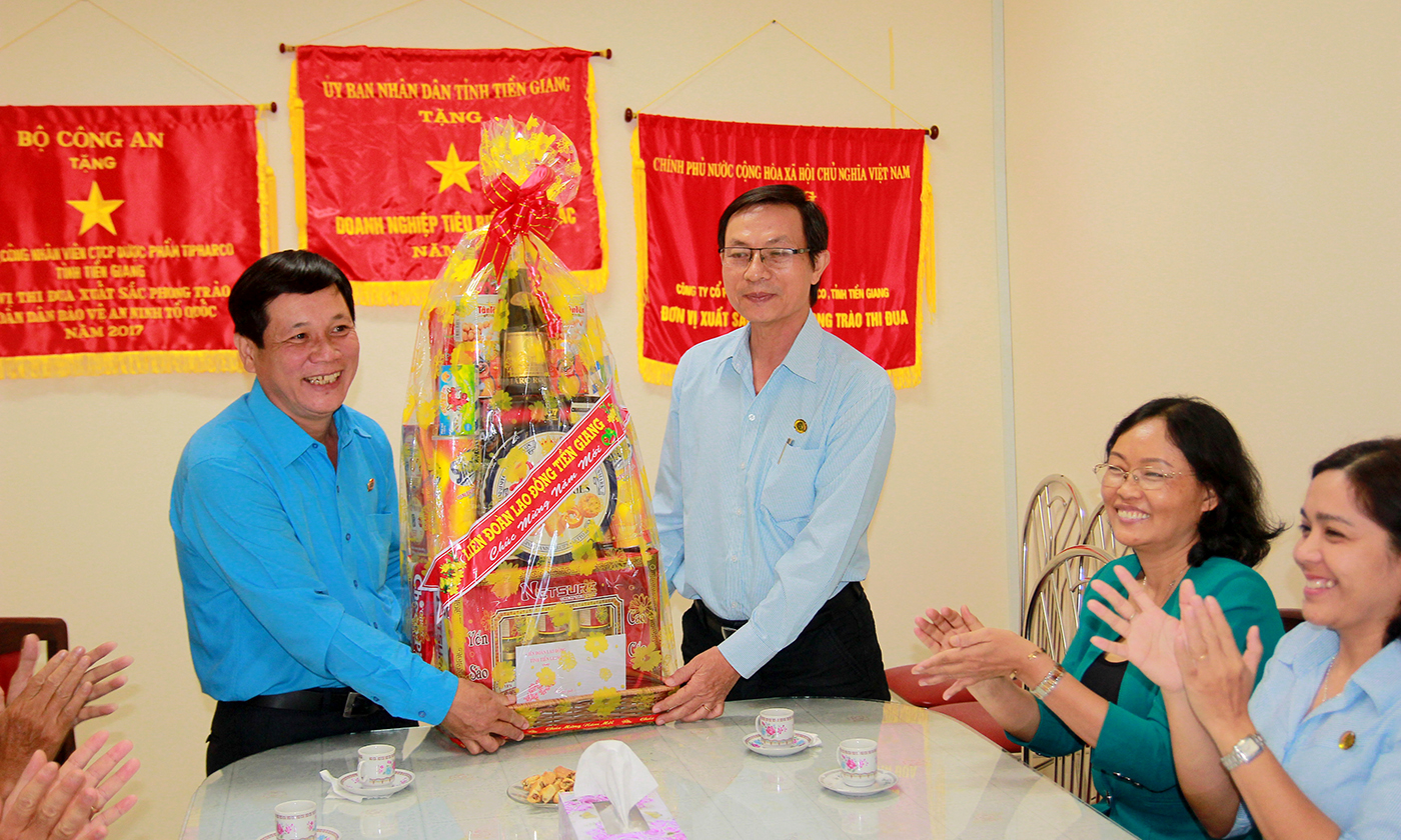 Phó Chủ tịch Thường trực Liên đoàn Lao động tỉnh Tiền Giang Lê Minh Hùng chúc tết Công ty Cổ phần dược phẩm Tipharco.