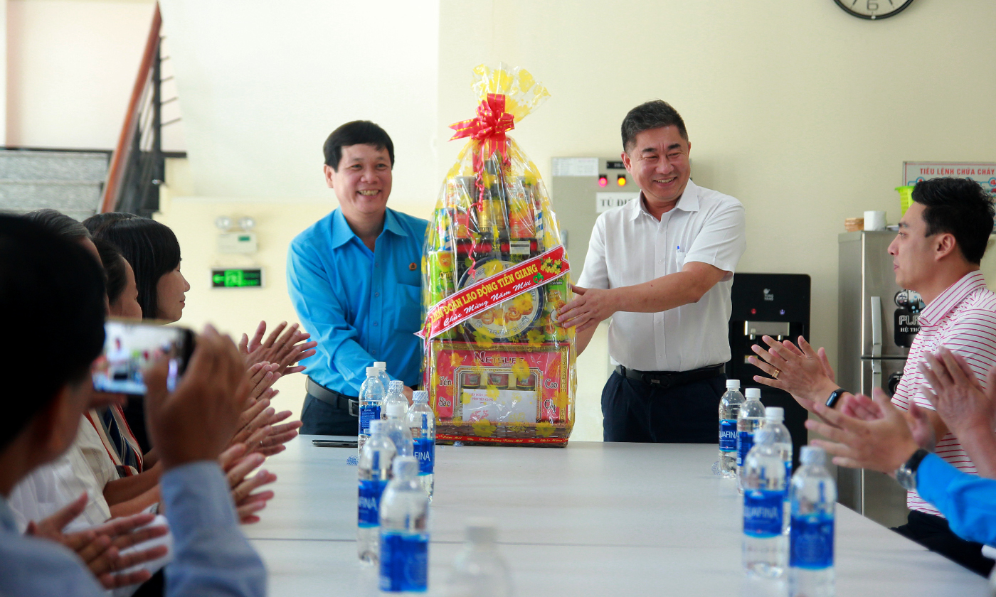 Phó Chủ tịch Thường trực Liên đoàn Lao động tỉnh Tiền Giang Lê Minh Hùng chúc Tết Công ty TNHH MTV Jako Vina.