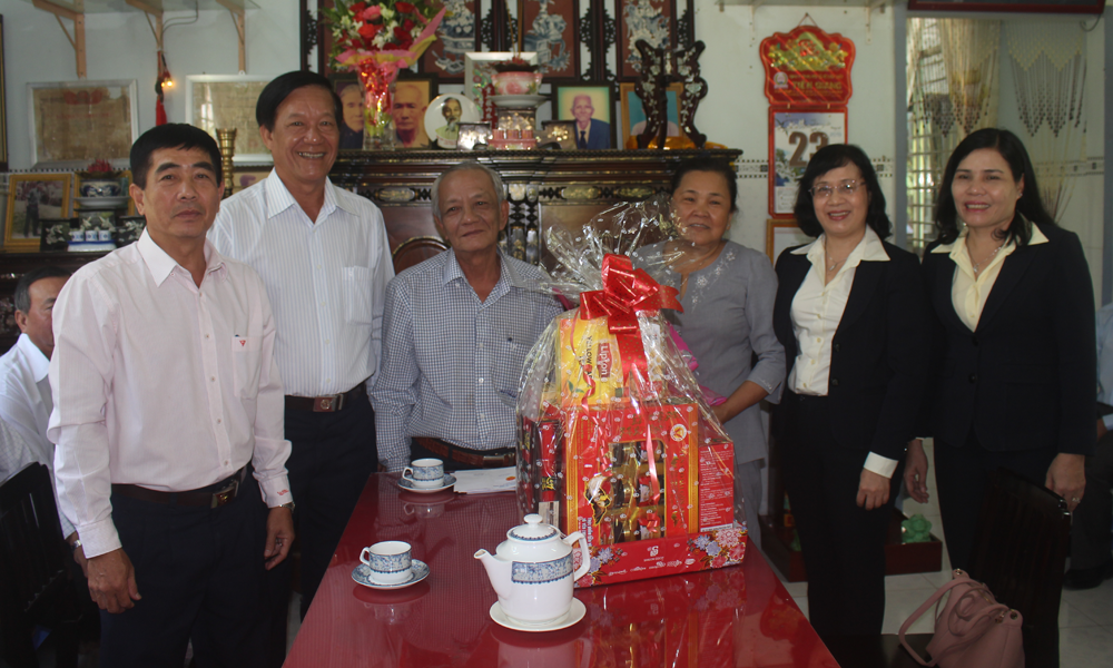Thăm, tặng quà đồng chí Phan Minh Thanh, nguyên Cục Trưởng Cục Thuế.
