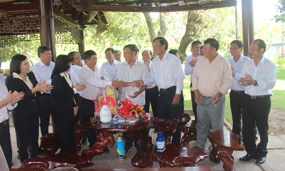 Thăm, tặng quà đồng chí Đỗ Cường, nguyên Phó cục Trưởng Cục Thuế.