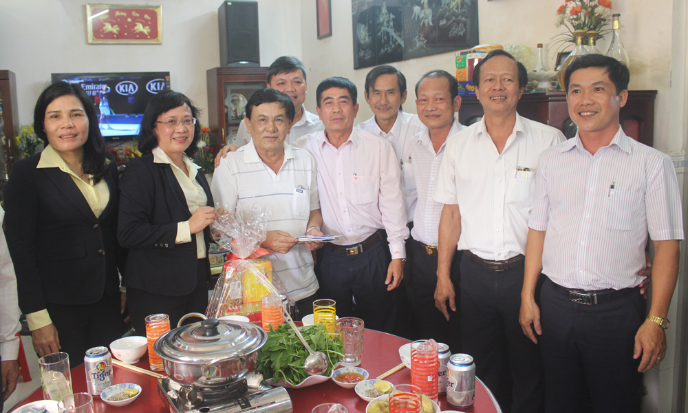 Thăm, tặng quà đồng chí Lâm Văn Hùng, nguyên Phó cục Trưởng Cục Thuế.