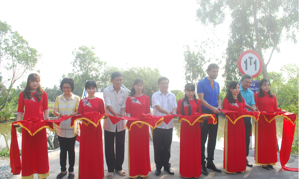 Cắt băng khánh thành cầu Kinh Năng.