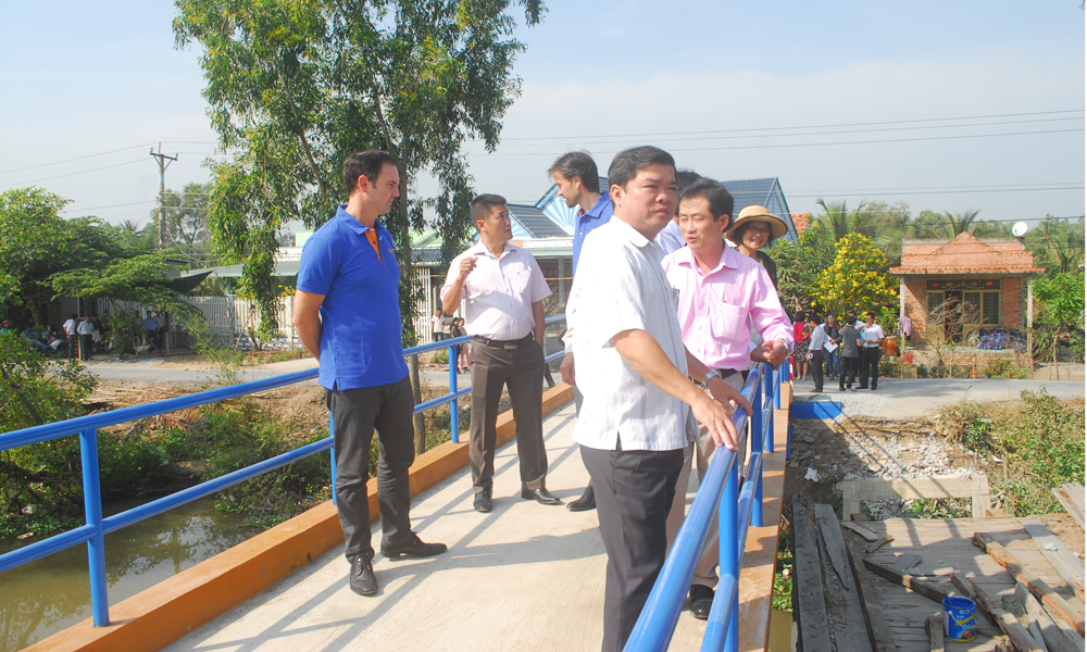 Tham quan cầu.