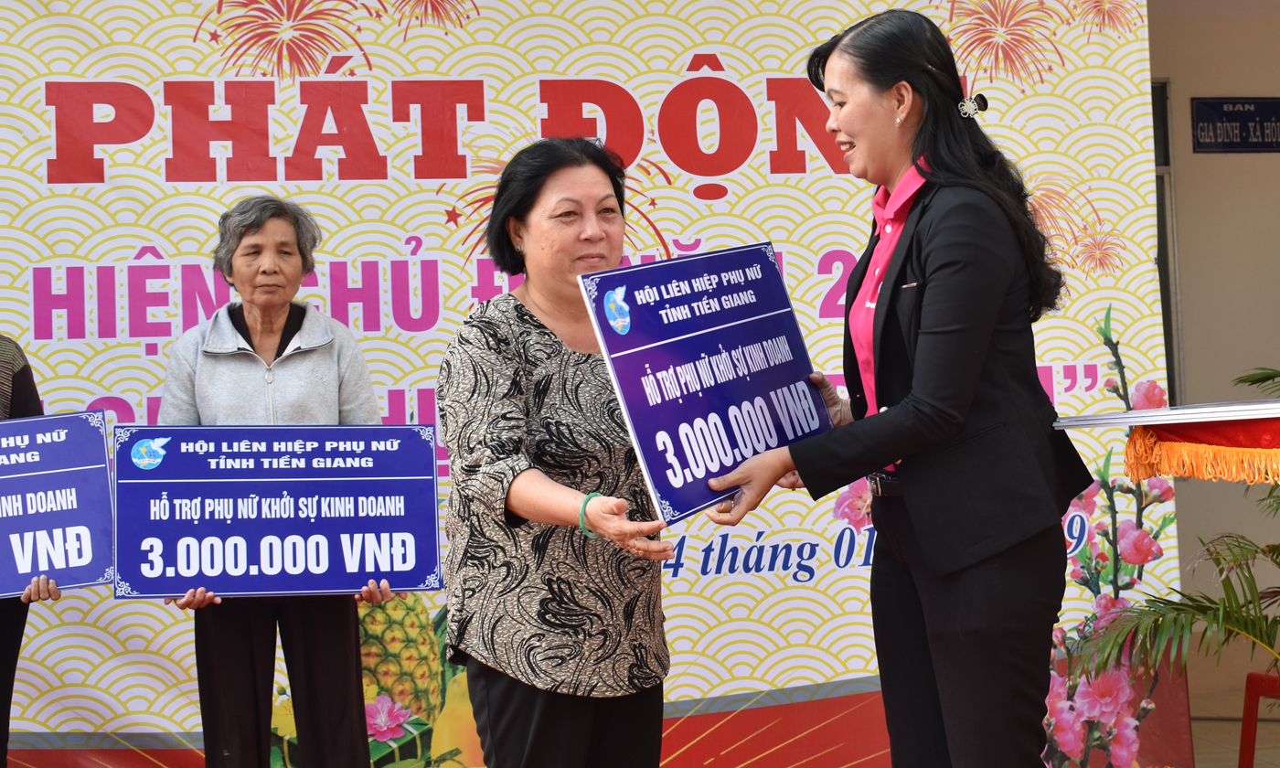 Trao bảng tượng trưng hỗ trợ phụ nữ khởi sự kinh doanh