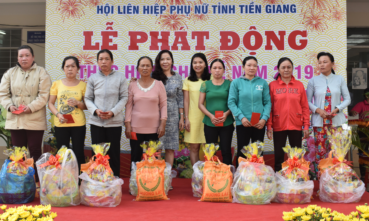 Trao học bổng cho trẻ em gái học giỏi và quà tết cho phụ nữ khó khăn
