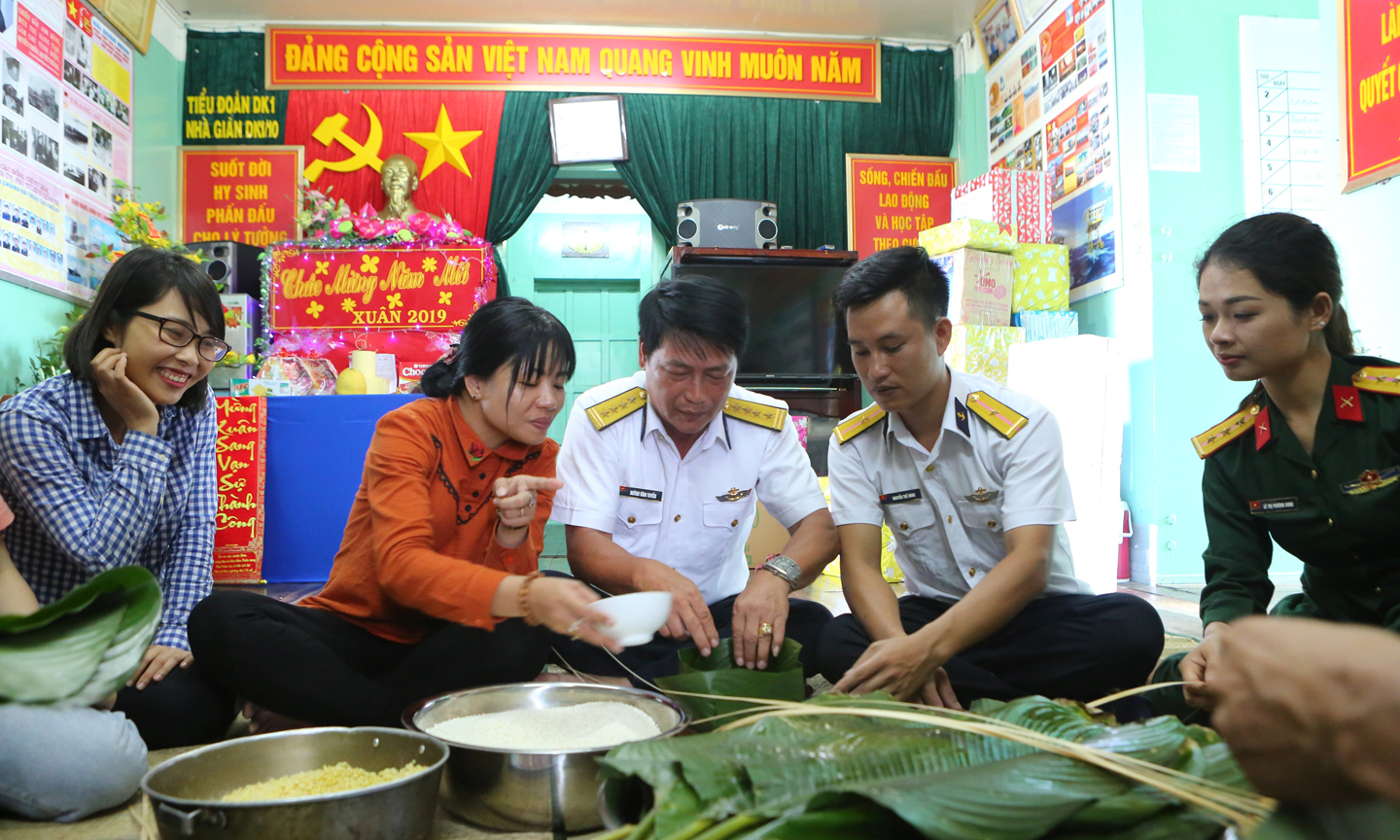  Đoàn công tác cùng tham gia gói bánh chưng với CB-CS Nhà giàn DK1/10.