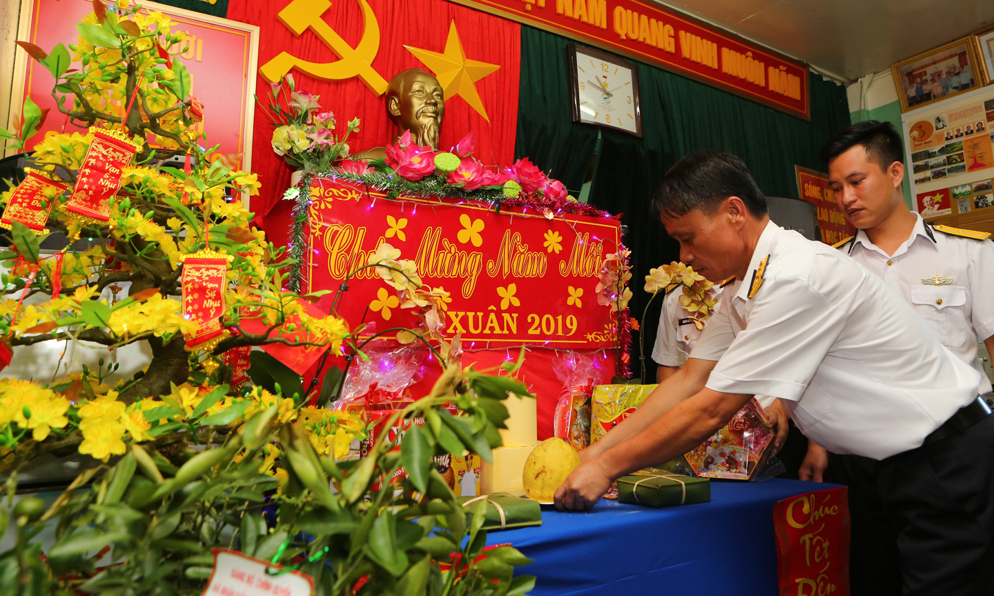 Trang trí bàn thờ Tổ quốc chuẩn bị đón Tết.