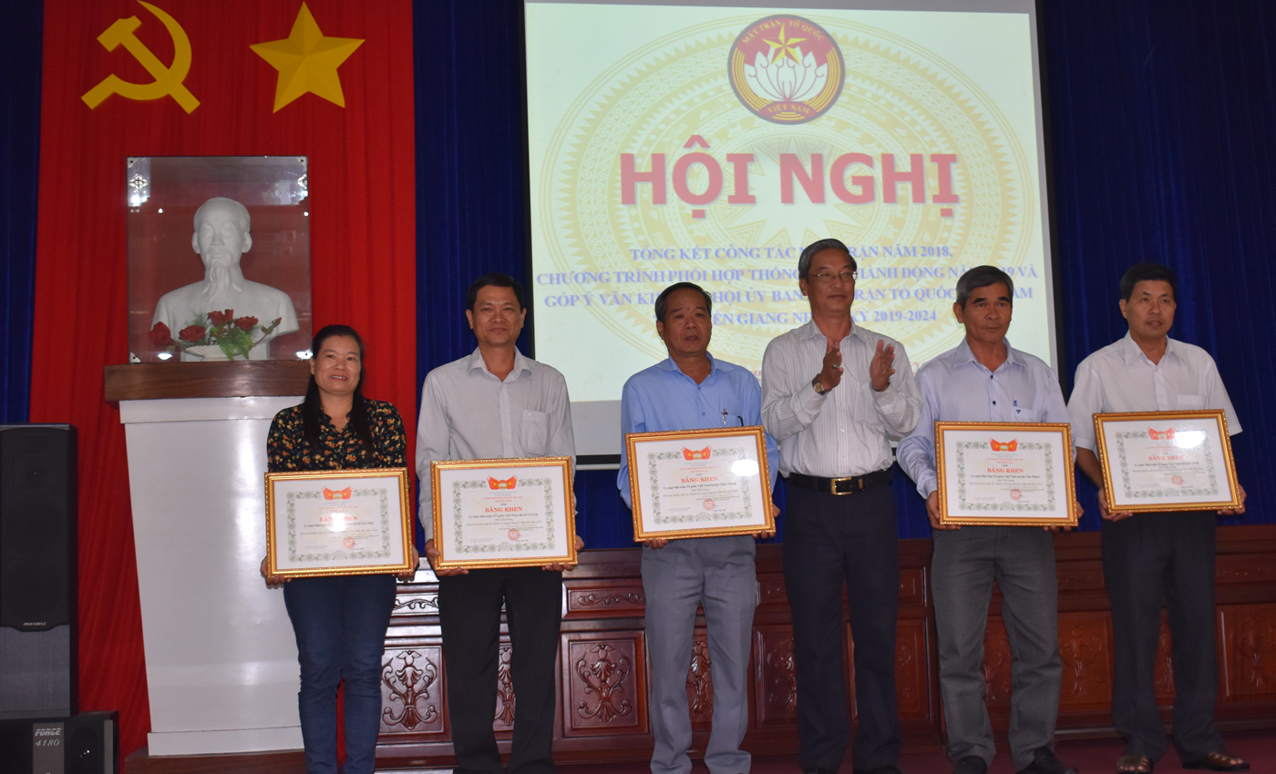Trao bằng khen của UBMTTQ tỉnh cho các tập thể, cá nhân