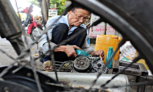 Những vòng quay nghiệt ngã của thời gian chỉ làm ông Long thêm yêu cái nghề mà theo ông chia sẻ là giúp ông trở thành một người sống lương thiện