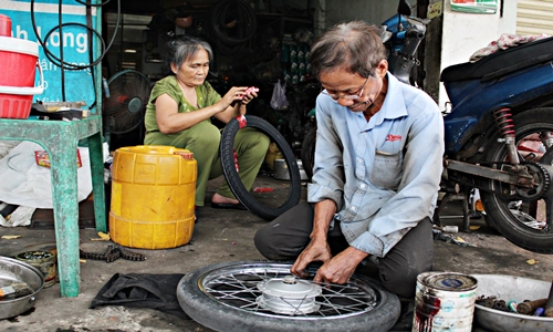 “Thợ phụ” ở tiệm sửa xe của ông Long là bà Võ Thị Lệ, 60 tuổi. Bà cho biết, bà yêu và chấp nhận “góp gạo thổi cơm chung” với chàng trai sửa xe năm ấy bởi đức tính hiền lành, chất phát và sống lương thiện với nghề, với đời.