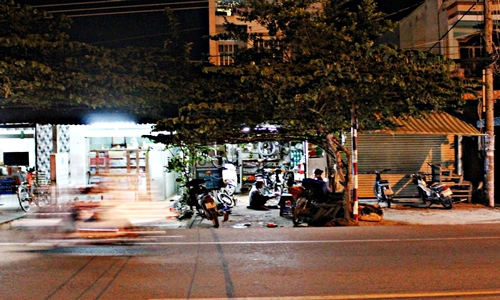 Đêm đã khuya nhưng tiệm sửa xe của ông Long vẫn “sáng đèn”.